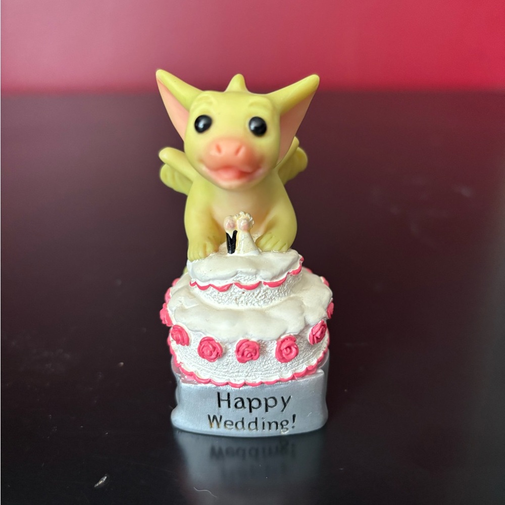 Pocket Dragon Happy Wedding Cake Sculpture